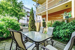 Outdoor dining - Whether With Family or Friends Shop, Sight See & Dine at Great Restaurants (Portland)