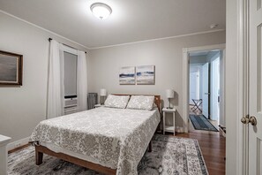 3 bedrooms, iron/ironing board, WiFi, bed sheets - Whether With Family or Friends Shop, Sight See & Dine at Great Restaurants (Portland)