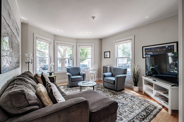 TV - Whether With Family or Friends Shop, Sight See & Dine at Great Restaurants (Portland)