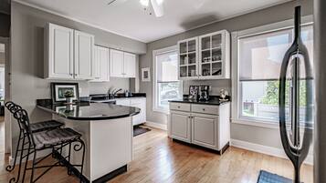 Kjøleskap, mikrobølgeovn, ovn og kokeplater