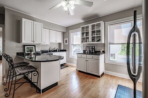 Fridge, microwave, oven, stovetop - Whether With Family or Friends Shop, Sight See & Dine at Great Restaurants (Portland)