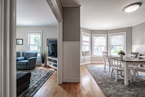 TV - Whether With Family or Friends Shop, Sight See & Dine at Great Restaurants (Portland)