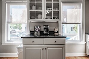 Interior - Whether With Family or Friends Shop, Sight See & Dine at Great Restaurants (Portland)