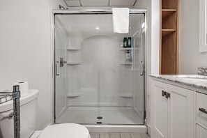 Ensemble douche/baignoire, sèche-cheveux, serviettes fournies, savon