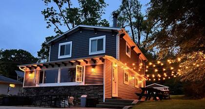 Newly renovated kitchen 2024. Dead end Street, Large Yard, not on a hilltop.