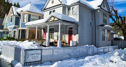 Tabor House All Season Vacation Rental LLC/Perfect for Families, Pets Welcome