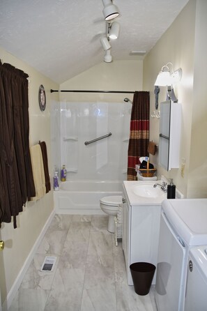 Combined shower/tub, hair dryer, towels, soap - Tabor House All Season Vacation Rental LLC/Perfect for Families, Pets Welcome (Wallace)