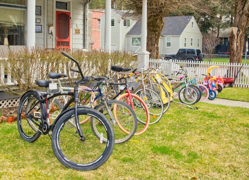 Tabor House All Season Vacation Rental LLC/Perfect for Families, Pets Welcome