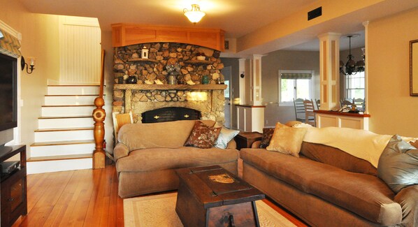 Flat-screen TV, books, stereo - Historic Home across from Monument Beach, Central A/C (Monument Beach)