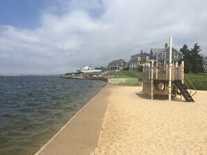 Plage à proximité, chaises longues