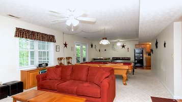 Smart TV, caminetto, videogiochi, lettore DVD