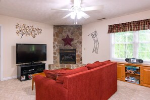 Smart TV, chimenea, videojuegos y reproductor de DVD 