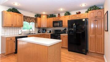 Frigorifero con congelatore, microonde, forno, piano cottura