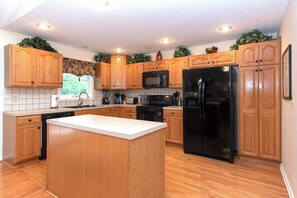 Full-sized fridge, microwave, oven, stovetop