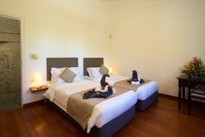 4 Schlafzimmer, Zimmersafe, Schreibtisch, Bügeleisen/Bügelbrett