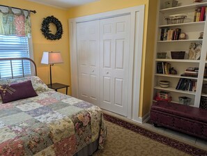 2 chambres, bureau, fer et planche à repasser, accès au Wi-Fi (inclus)