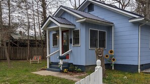 A blue house with a white picket fence, a front porch, and a mailbox. - Downtown Bungalow! Dog Friendly -  WIFI!   (Brevard)