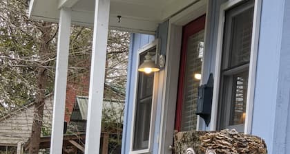 Keskustan bungalow! Lemmikkiystävällinen - WIFI!