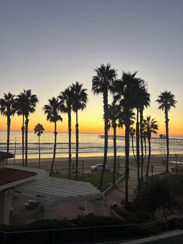 Playa en los alrededores, camastros y toallas de playa 