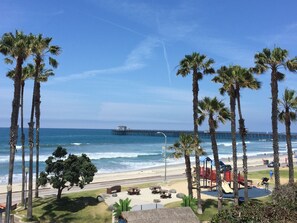 Playa en los alrededores, camastros y toallas de playa 