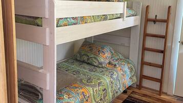 2 bedrooms, iron/ironing board, free WiFi