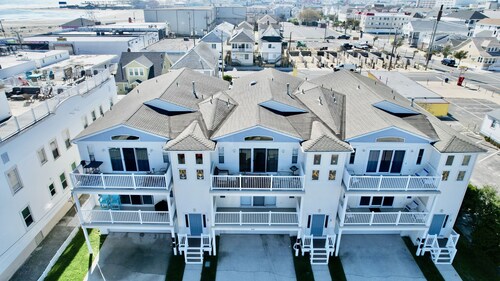 BEACH BLOCK, 100 steps to BOARDWALK and SAND, Sleeps 10