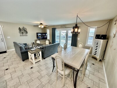 BEACH BLOCK, 100 steps to BOARDWALK and SAND, Sleeps 10