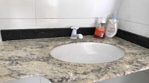 Shower, towels, soap, toilet paper - House near the beach with swimming pool Barra dos Coqueiros Aracaju Sergipe (Barra dos Coqueiros)