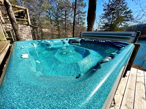 Property grounds - The Fish and Ski Lodge (Hot Springs)