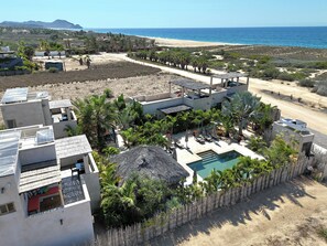 A resort with a pool, lounge area, and beach view. - Vista Tortuga - VILLA ARENA Heated Pool by the BEACH (Todos Santos)