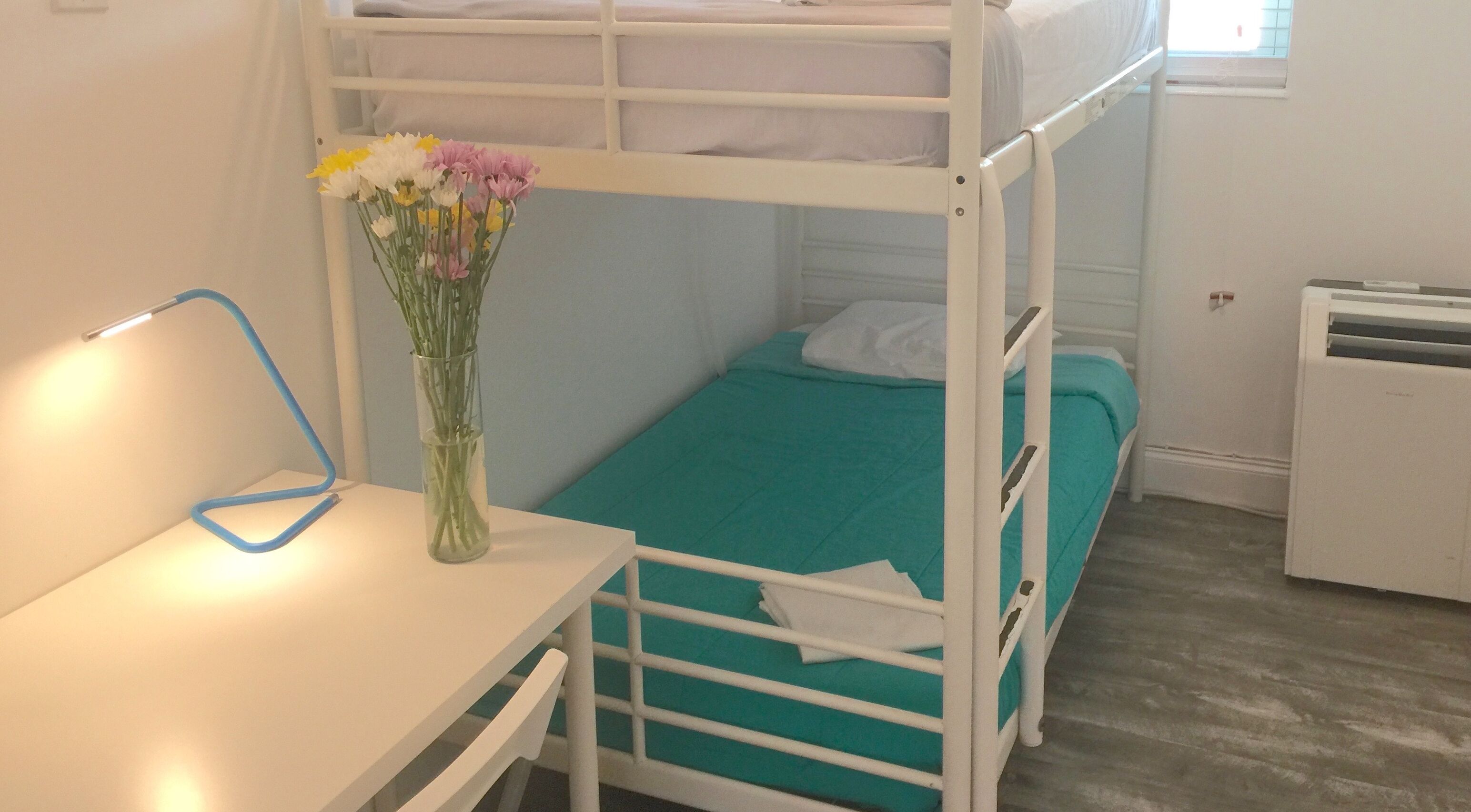 SOUTH BEACH BUNK BED HOTEL: SLEEPS 16 - WALK TO EVERYTHING!