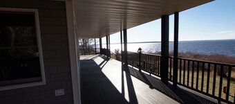 Waterfront, beautiful home, breathless sunsets on Prudence Island