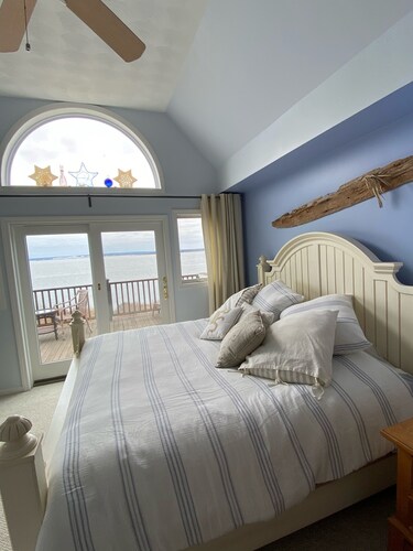 Waterfront, beautiful home, breathless sunsets on Prudence Island