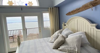 Waterfront, beautiful home, breathless sunsets on Prudence Island