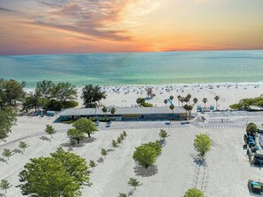 Nær stranden, solsenger og strandhåndklær