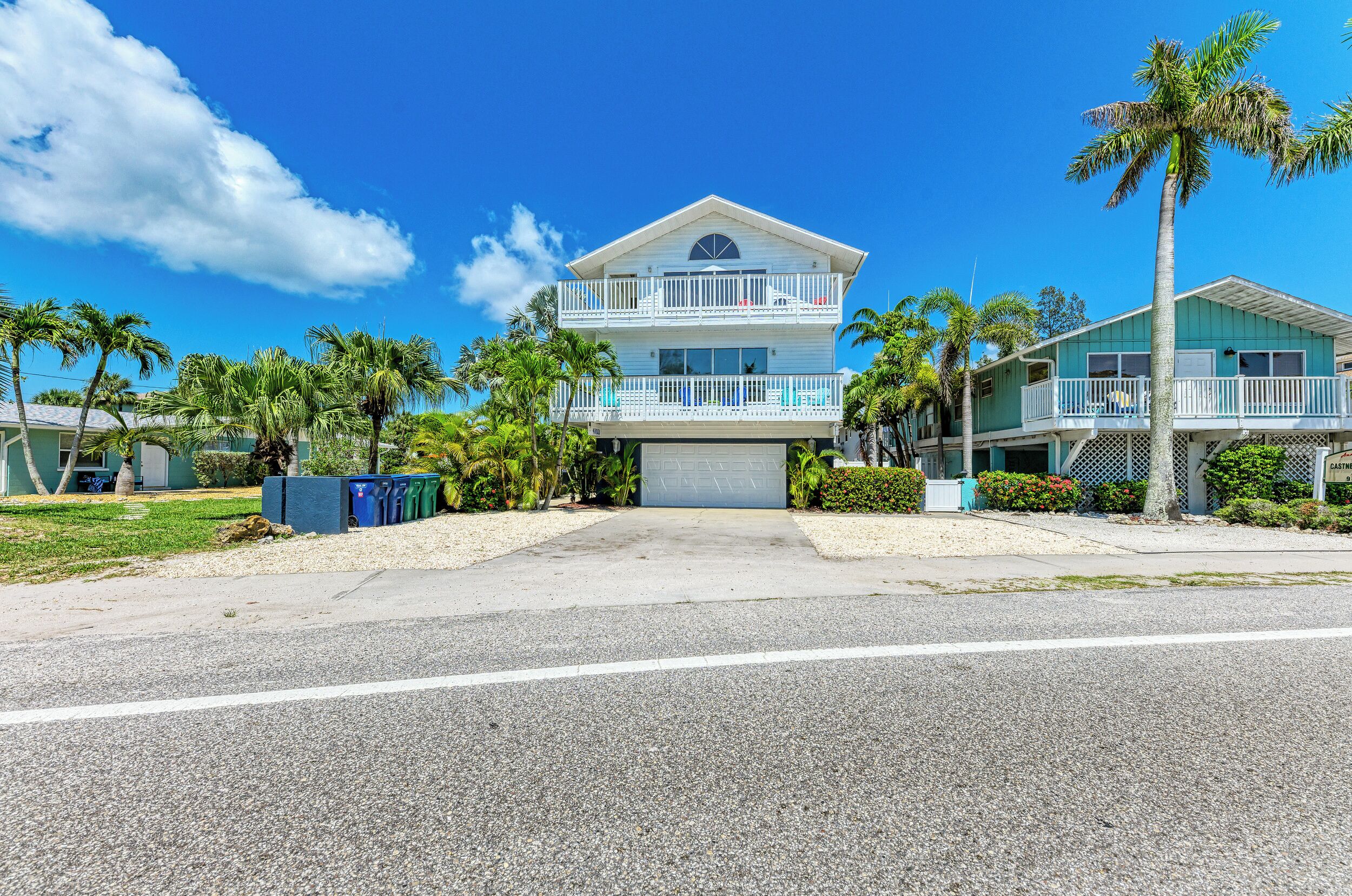Across the street from the Beach, restaurants, free wifi, beach gear provided!