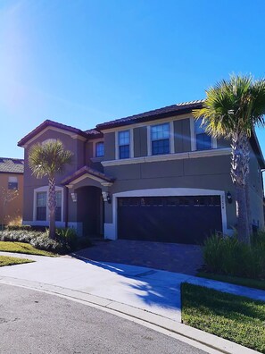 Exterior - Amazing 9BD 6BA pool villa, minutes to Disney (kissimmee)
