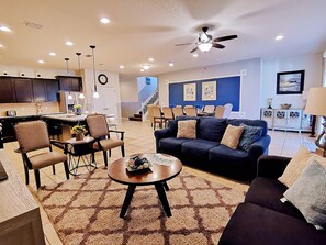 Smart TV, DVD player, table football - Amazing 9BD 6BA pool villa, minutes to Disney (kissimmee)