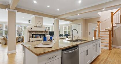 Lake Michigan Beach Is Across Street, 6 Person Hot Tub, Fire Pit, New Bathrooms