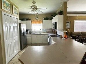 ثلاجة، ميكروويف، فرن، موقد طهي مسطح