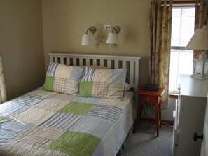 4 bedrooms, iron/ironing board, travel cot, free WiFi - Just a few remaining peak weeks for 4BR/2BA, five-minute walk to the beach! (Old Orchard Beach)