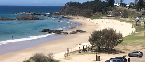 Una spiaggia nelle vicinanze