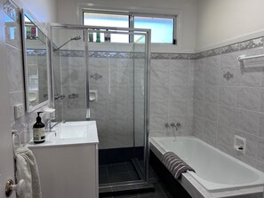 Combined shower/bathtub, hair dryer, towels, soap
