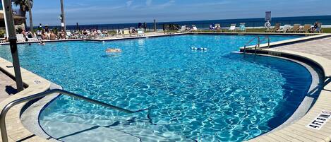 Una piscina techada, una piscina al aire libre