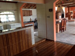 Fridge, microwave, oven, stovetop - Great farm close to São Paulo for your leisure safe and cozy place (Alumínio)
