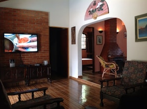 TV, lareira, DVD player, pebolim