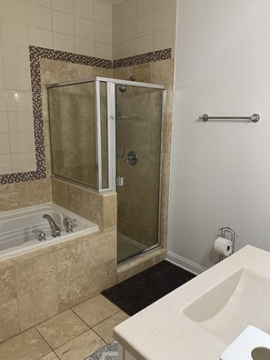 Shower, jetted tub, hair dryer, towels - Wrigleyville Condo, Sleeps 10, 1/2 block from Wrigley Field (Chicago)