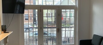 Wrigleyville Condo, Sleeps 10, 1/2 block from Wrigley Field