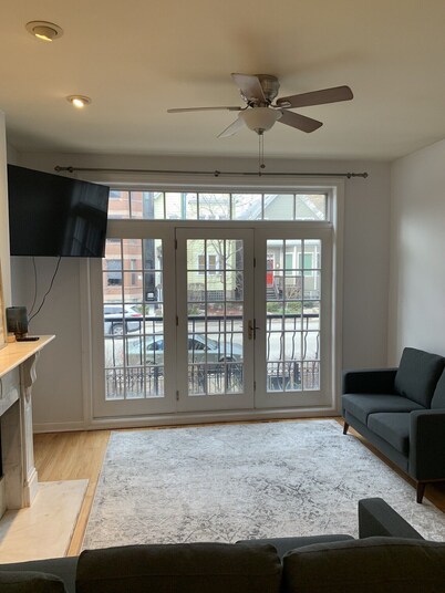 Wrigleyville Condo, Sleeps 10, 1/2 block from Wrigley Field