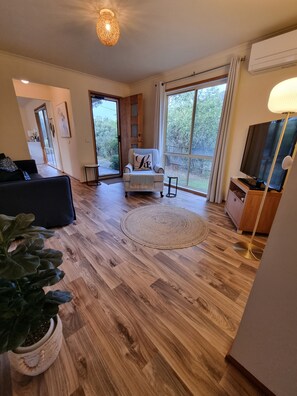 Téléviseur, lecteur de DVD, livres, écran d’ordinateur